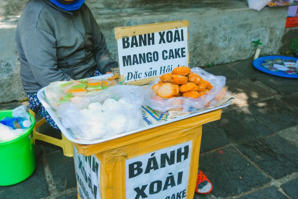 Khu bàn ngoài sân