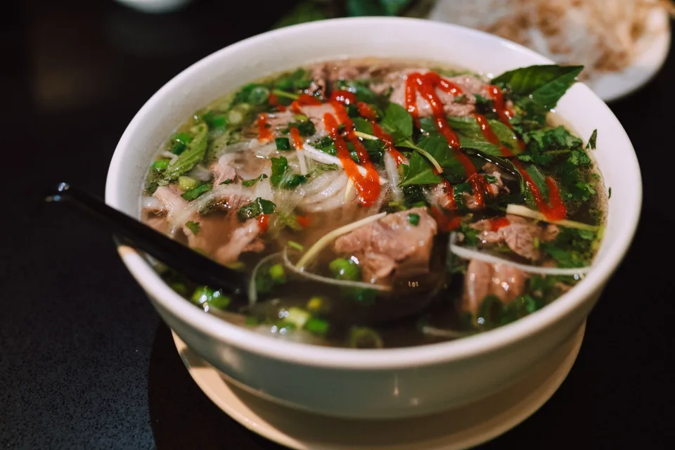 Khu bàn trong nhà